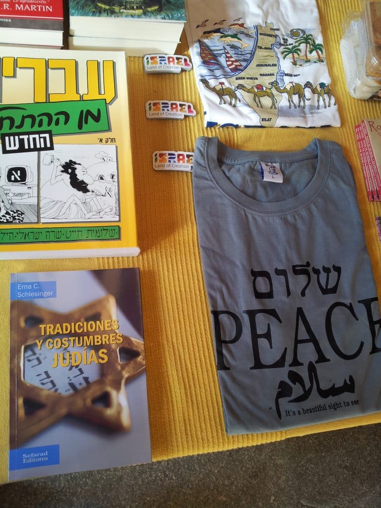Camiseta de Shalom y libro en hebreo