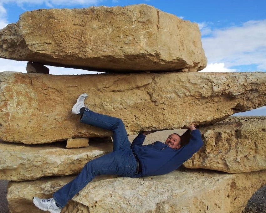 Ruben entre rocas del Negev en Israel